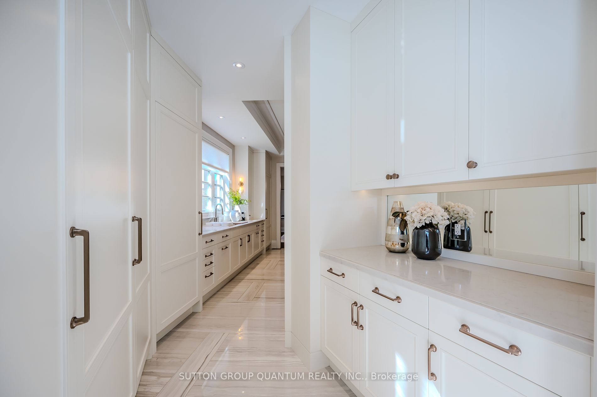 1207 Lakeshore Rd W