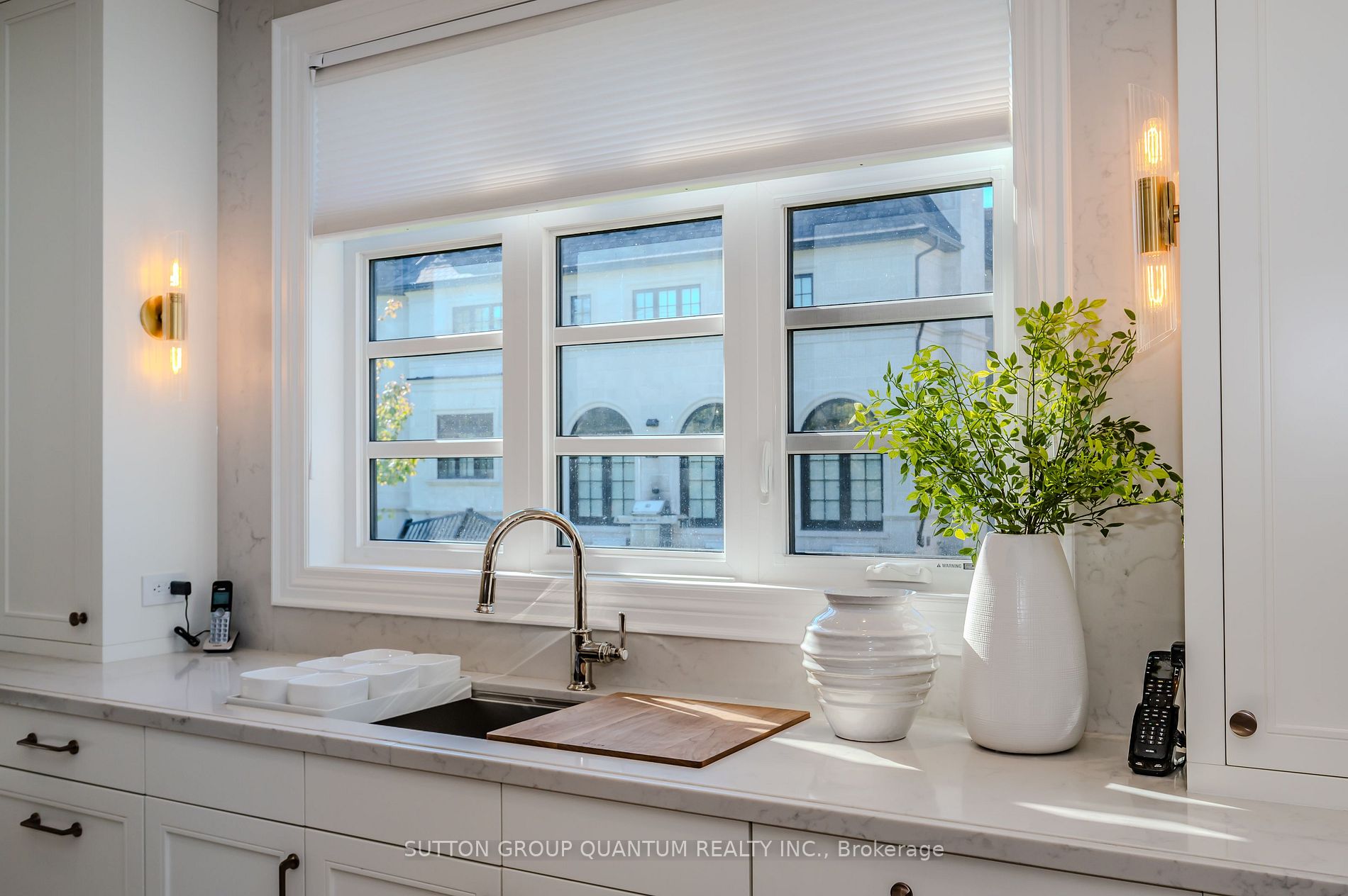 1207 Lakeshore Rd W