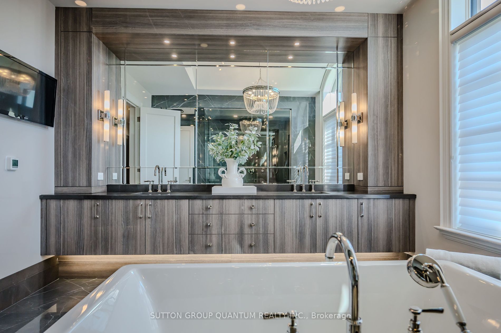 1207 Lakeshore Rd W
