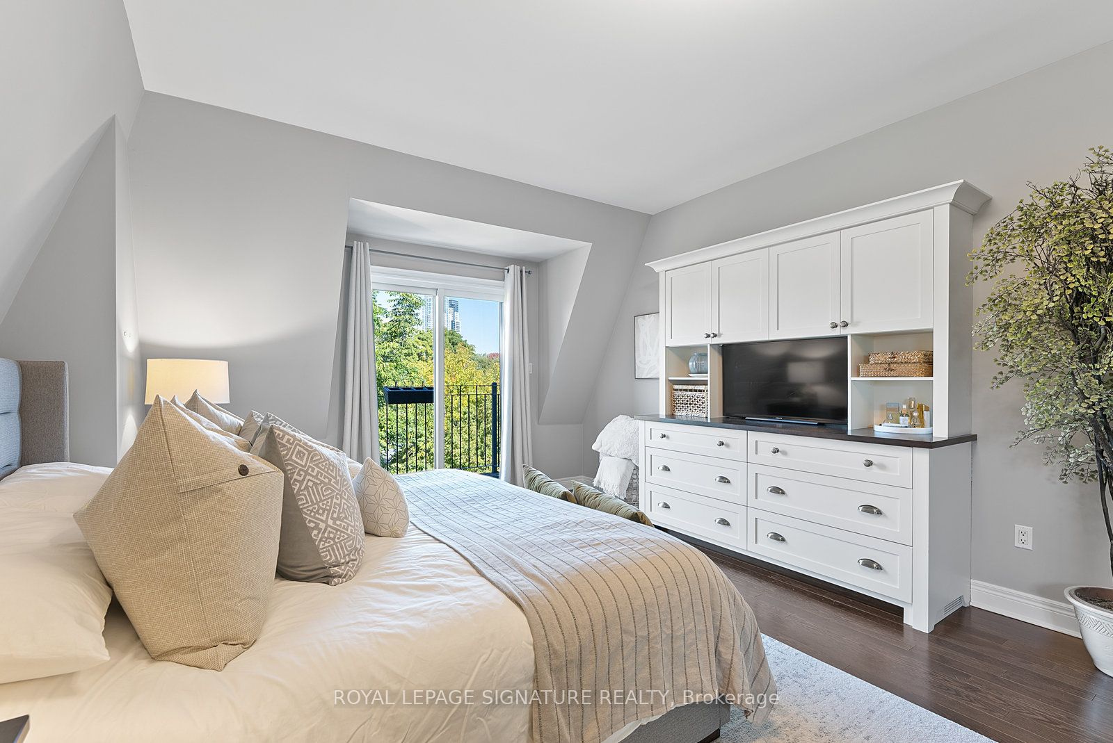 76 Lobo Mews