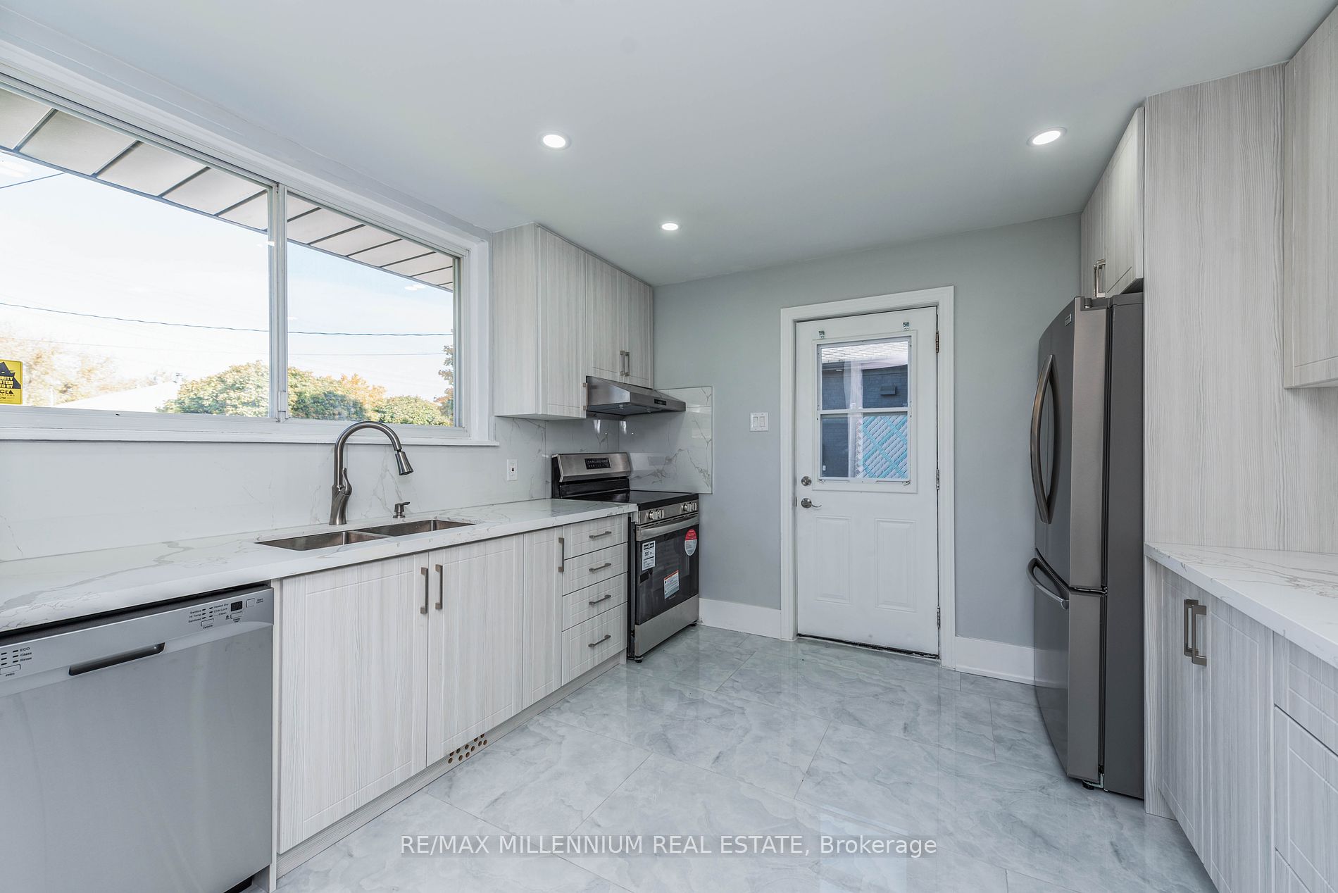 76 Raylawn Cres