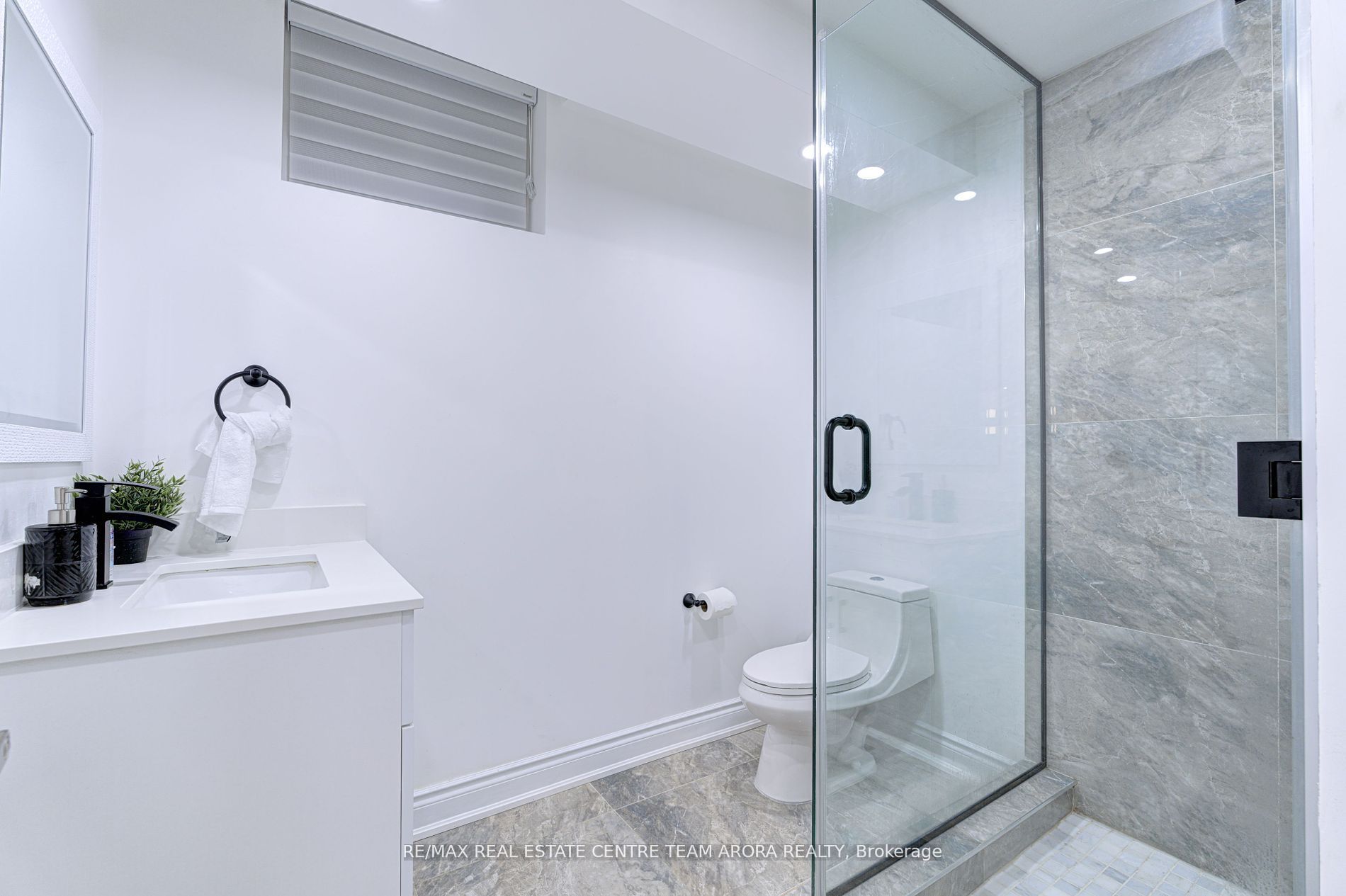 25 Ladbrook Cres