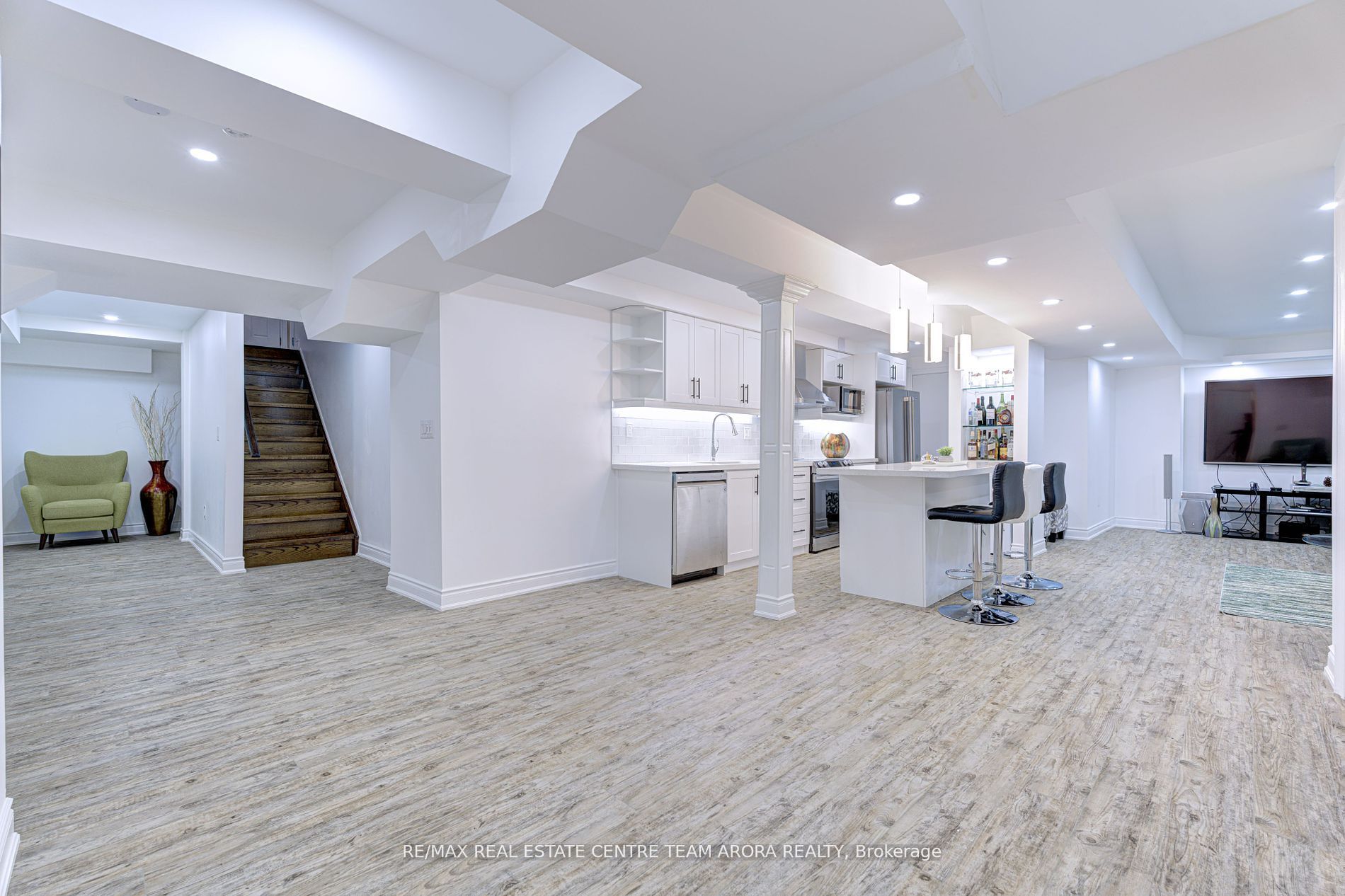 25 Ladbrook Cres