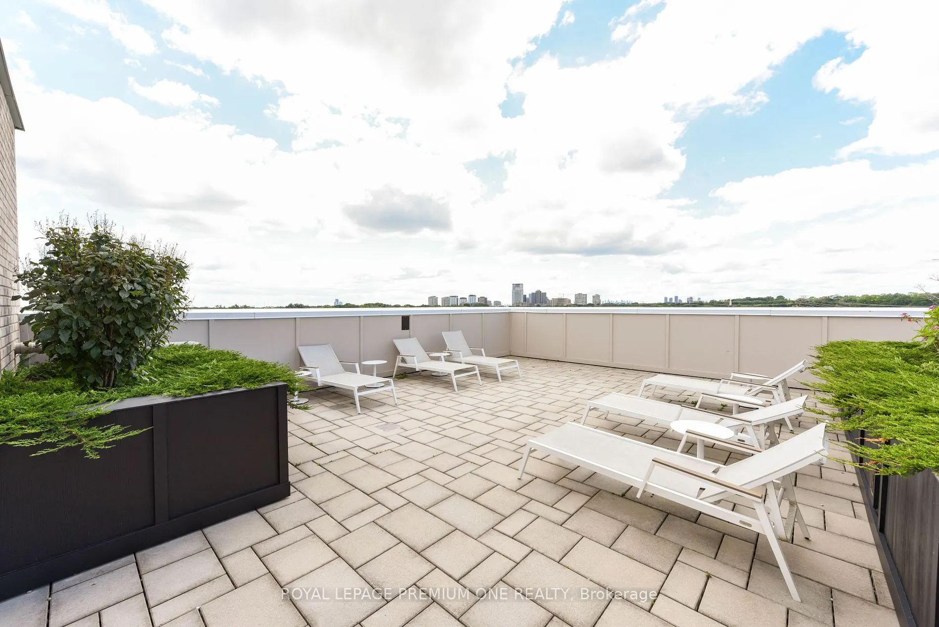 571 Prince Edward Dr N, #105