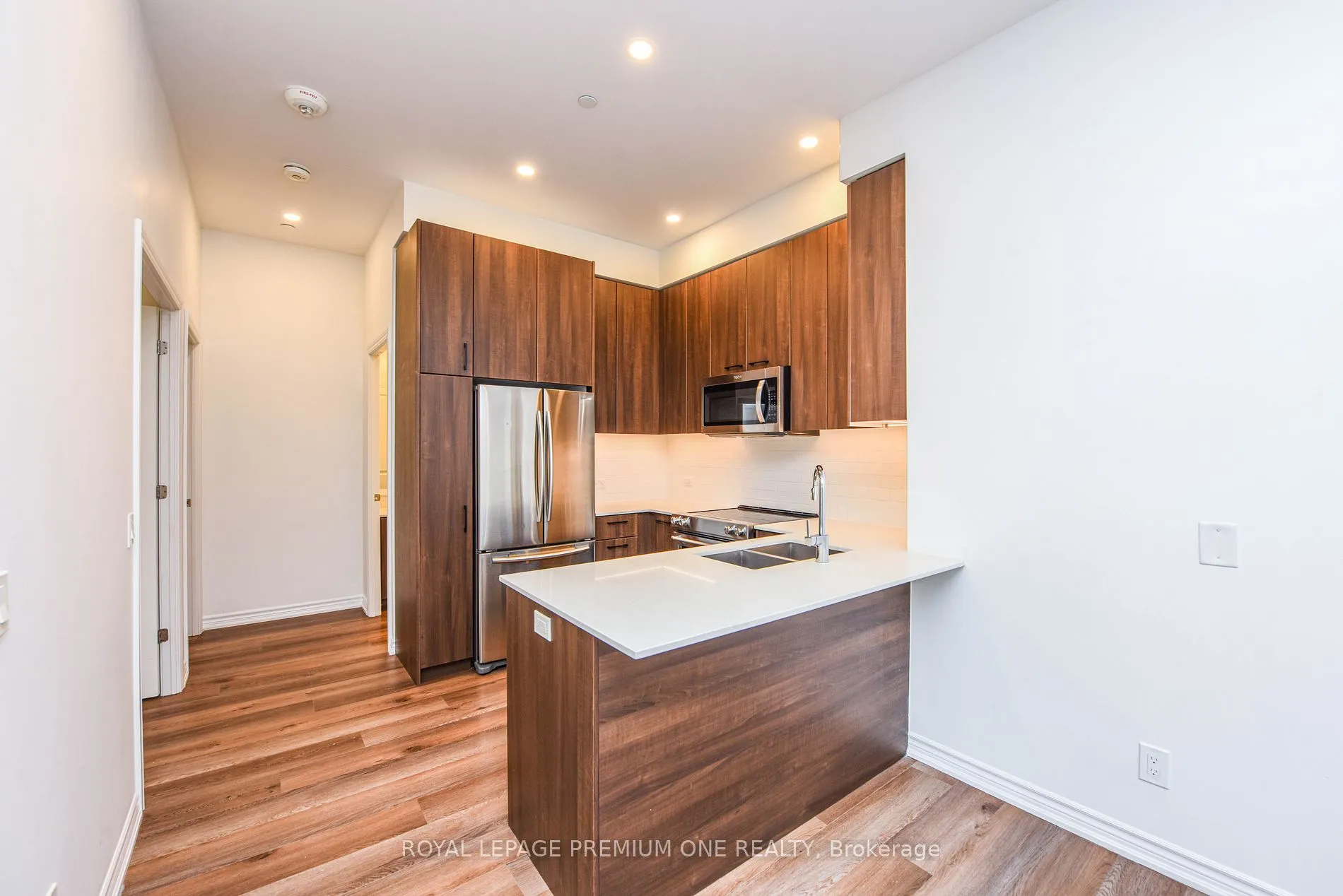 571 Prince Edward Dr N, #105