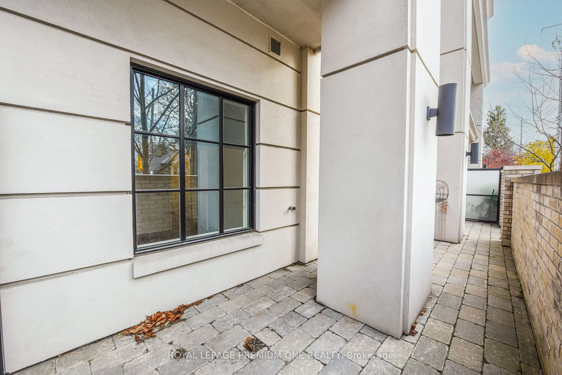 571 Prince Edward Dr N, #105