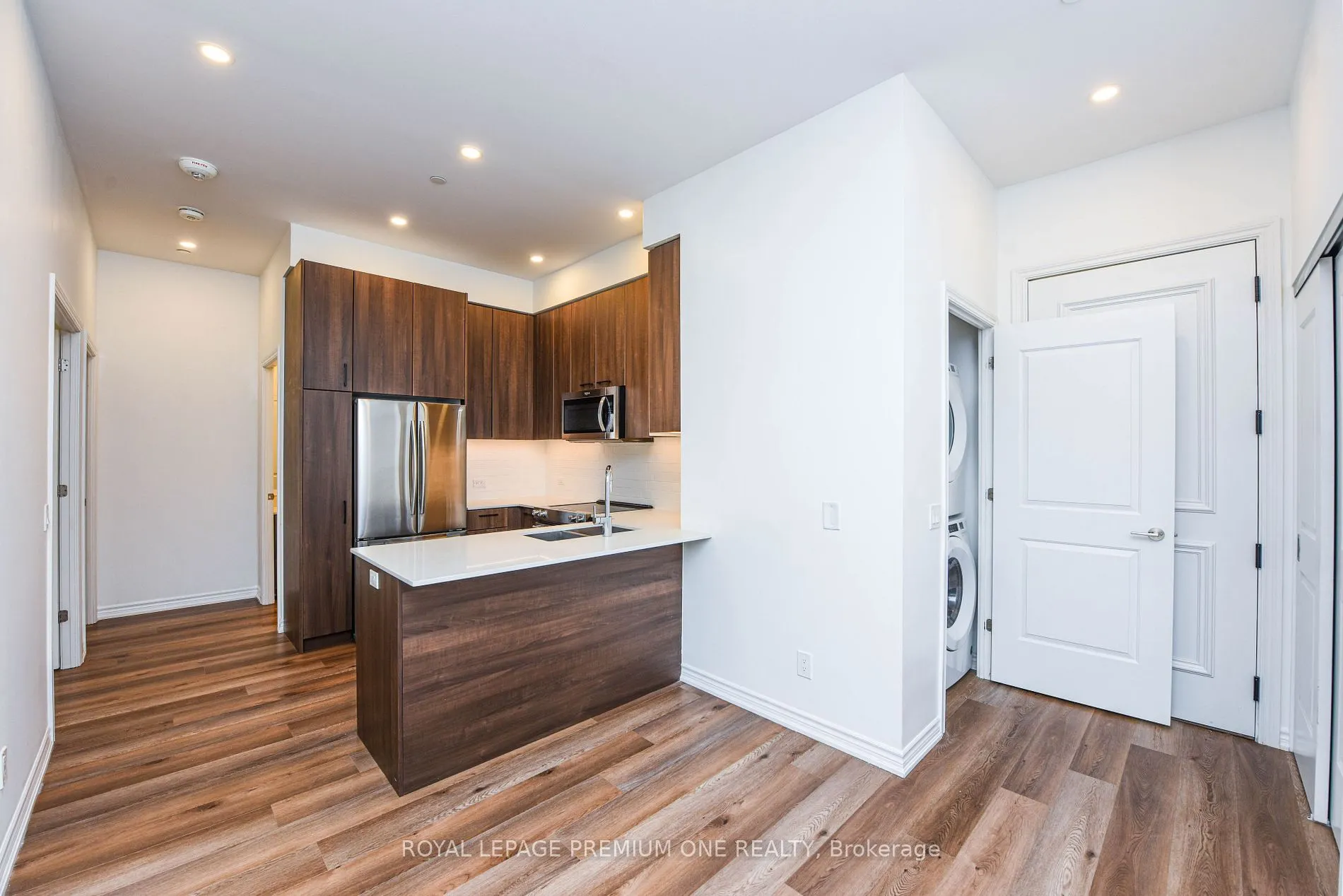 571 Prince Edward Dr N, #105