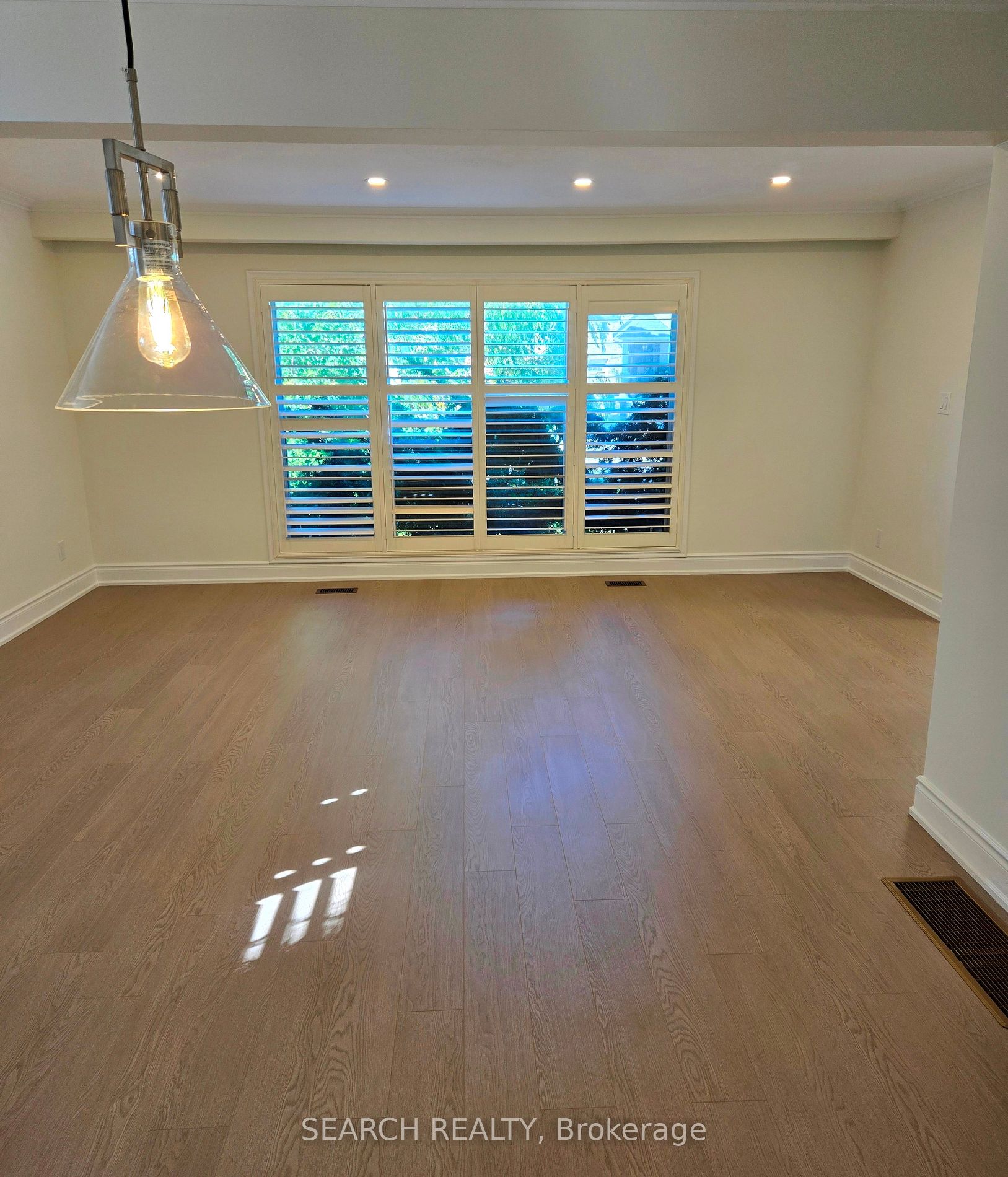 8 Northampton Dr