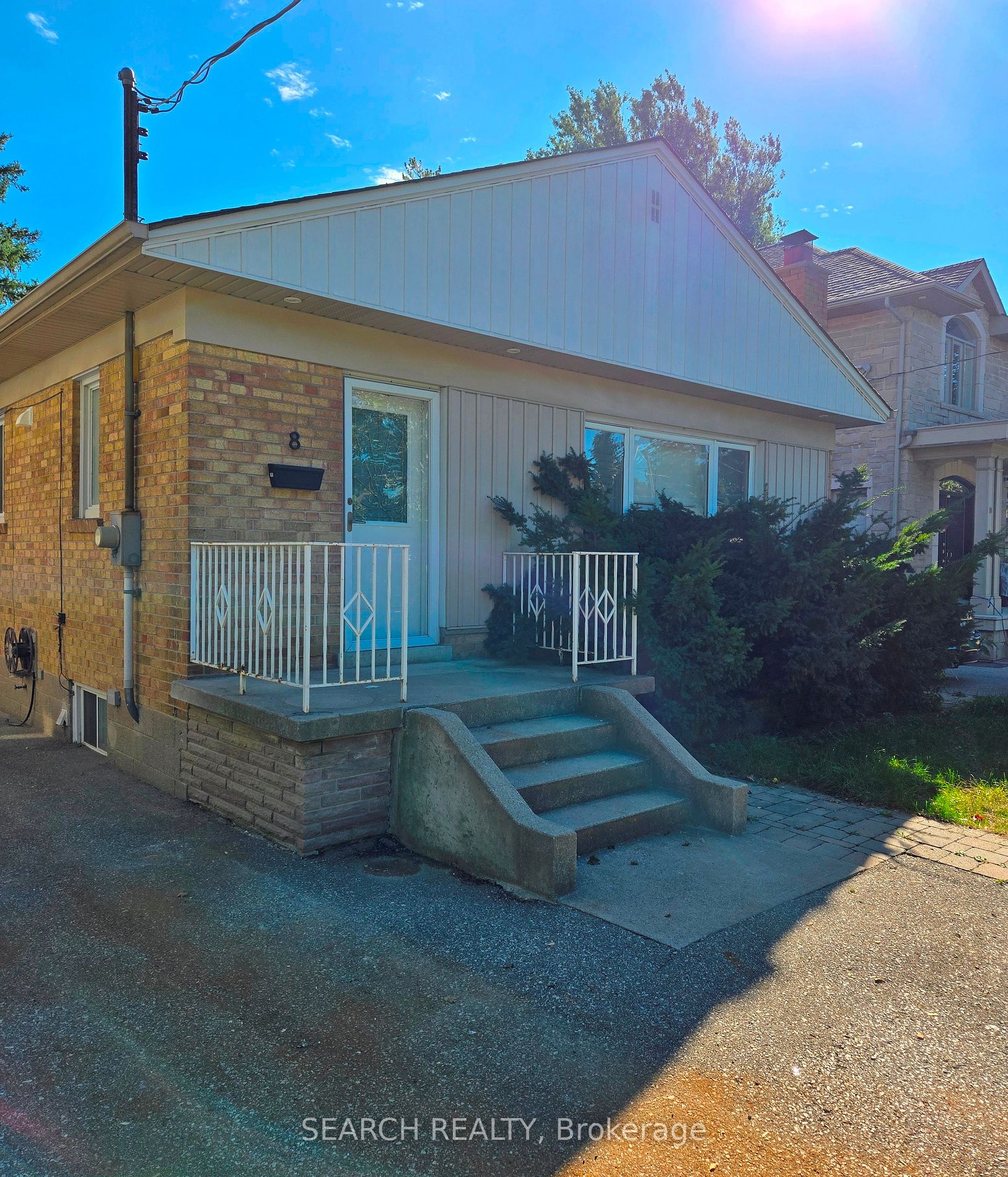 8 Northampton Dr