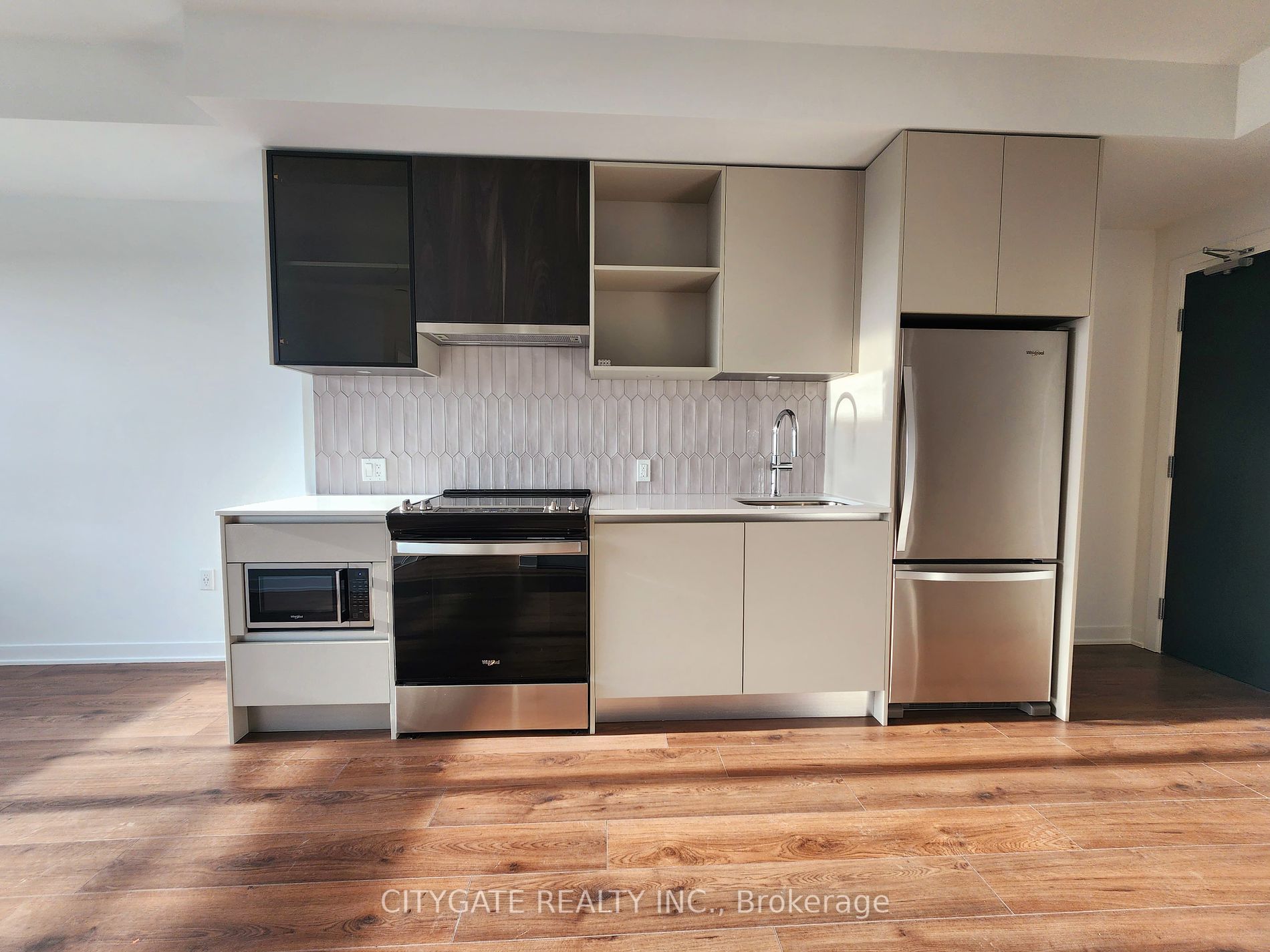 395 Dundas St, #410