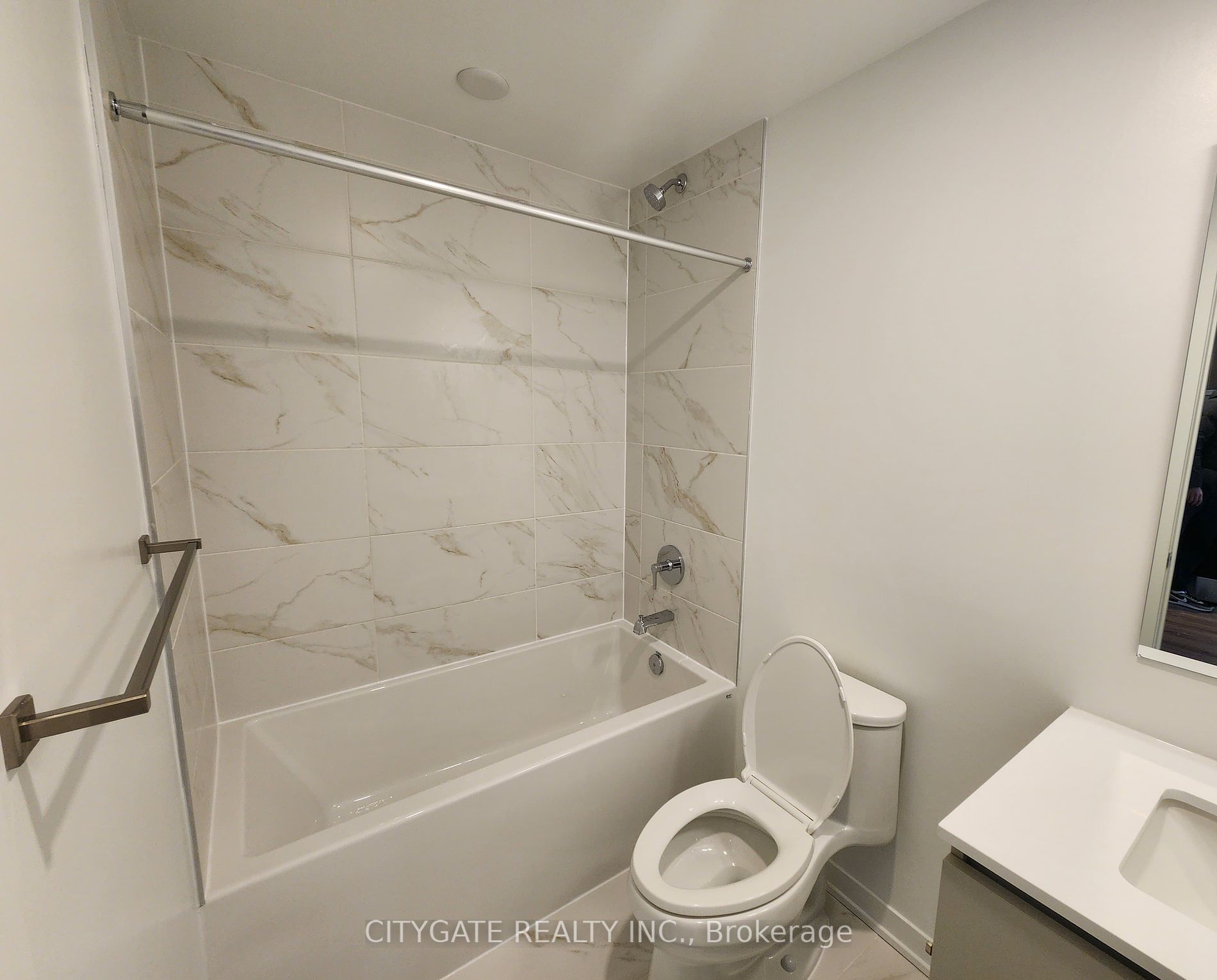 395 Dundas St, #410