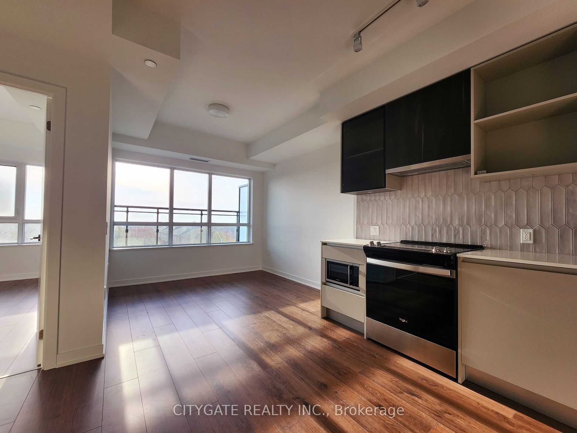 395 Dundas St, #410