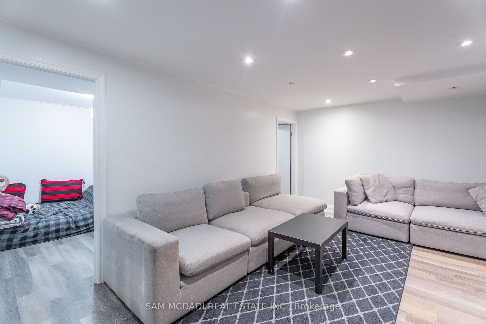 4484 Jenkins Cres