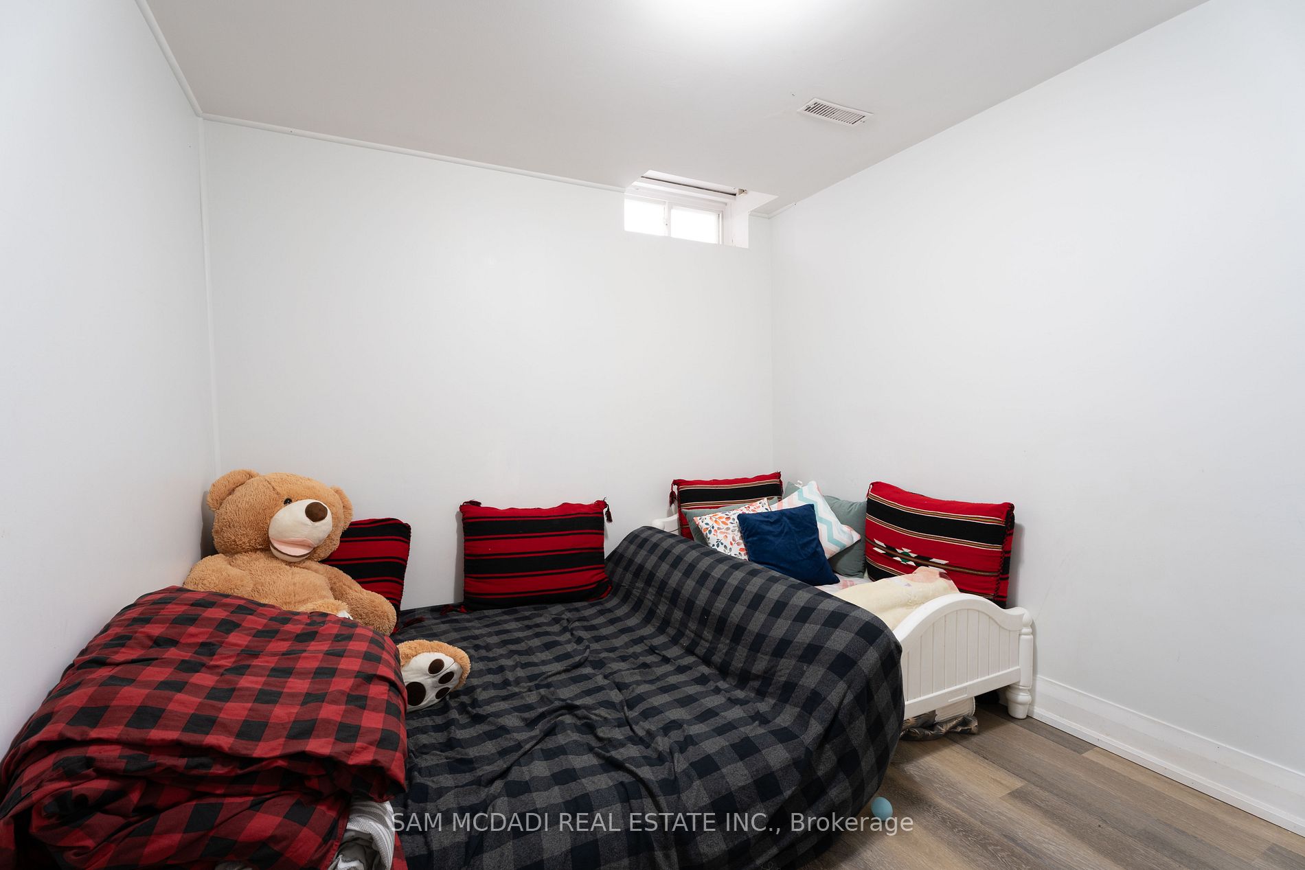 4484 Jenkins Cres