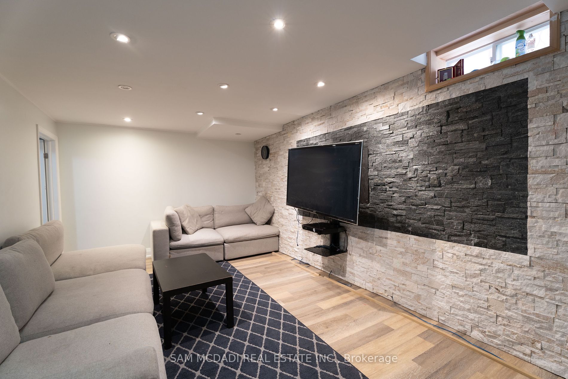 4484 Jenkins Cres
