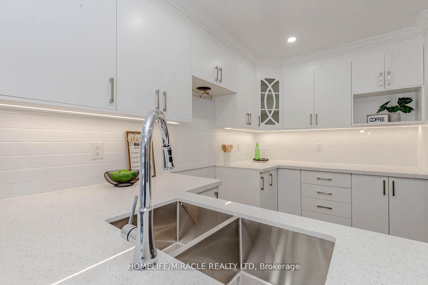 44 Leatherhead Crt