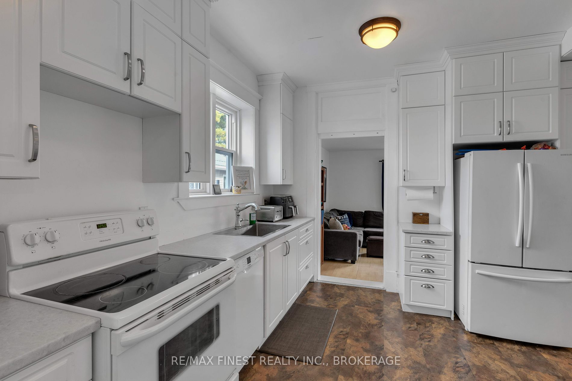 127 Robert St