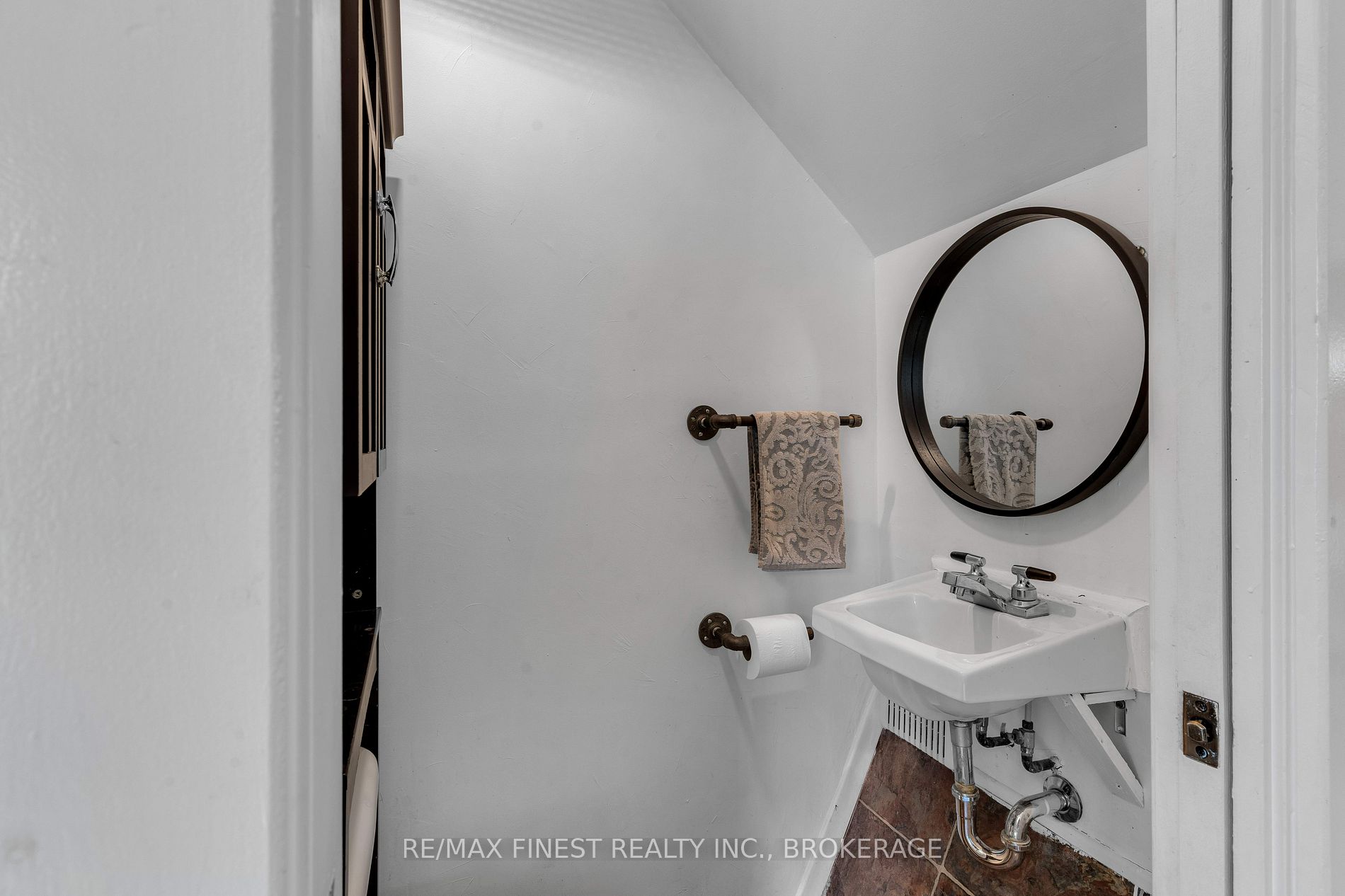 127 Robert St