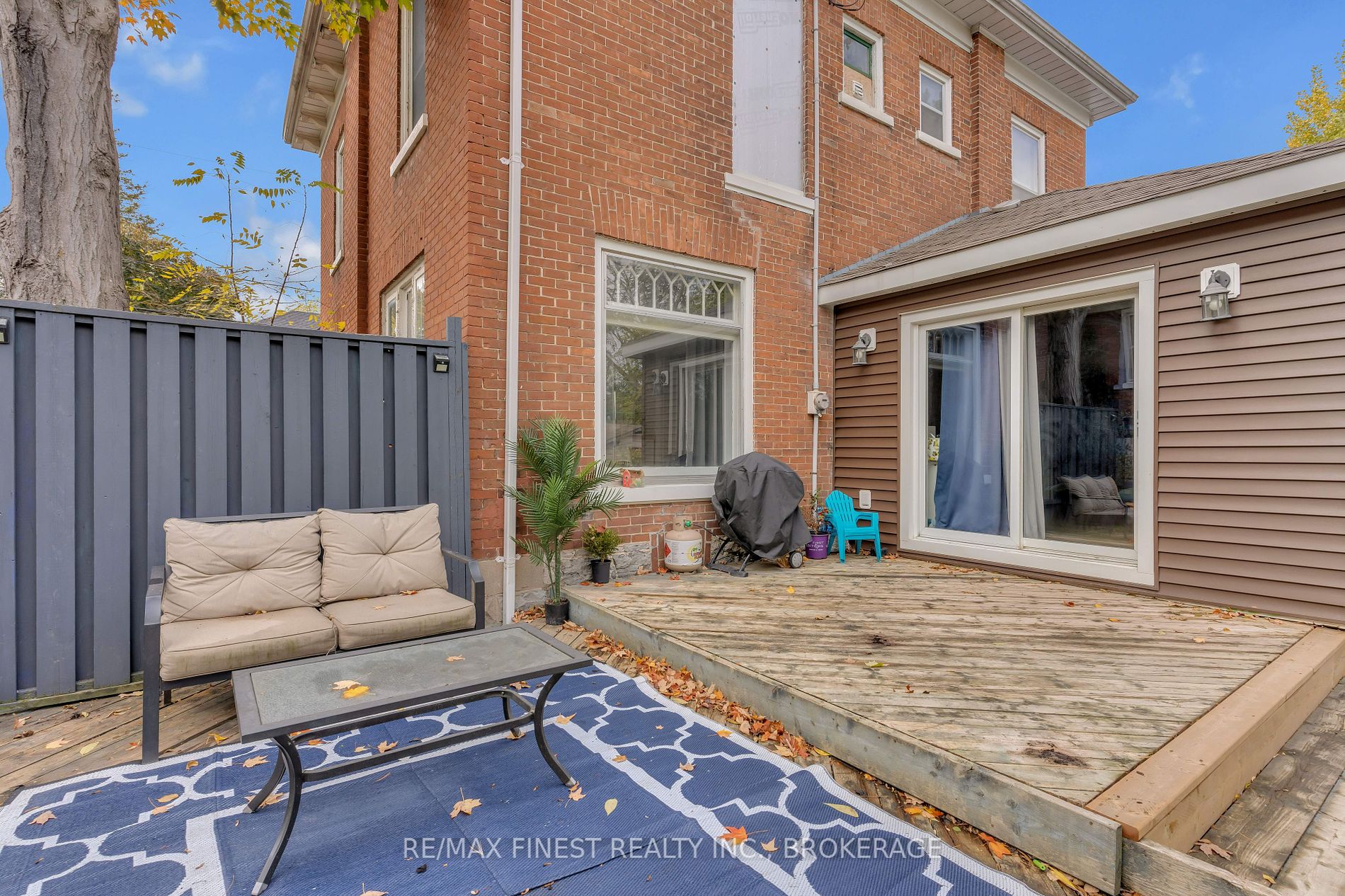 127 Robert St