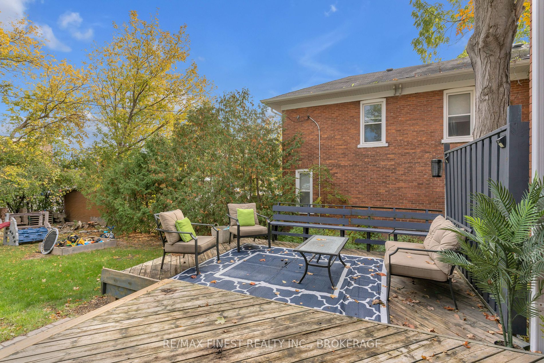 127 Robert St