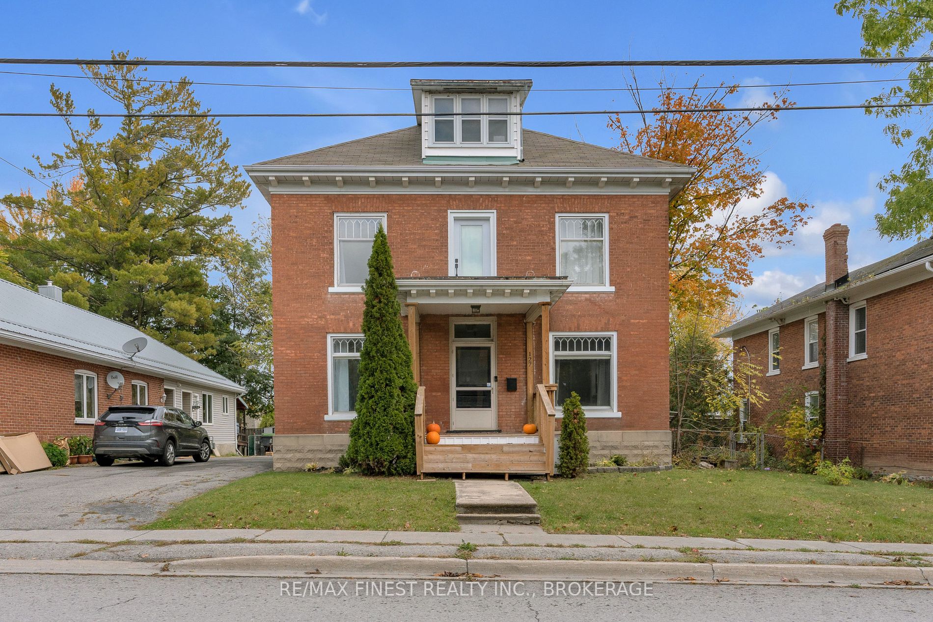 127 Robert St