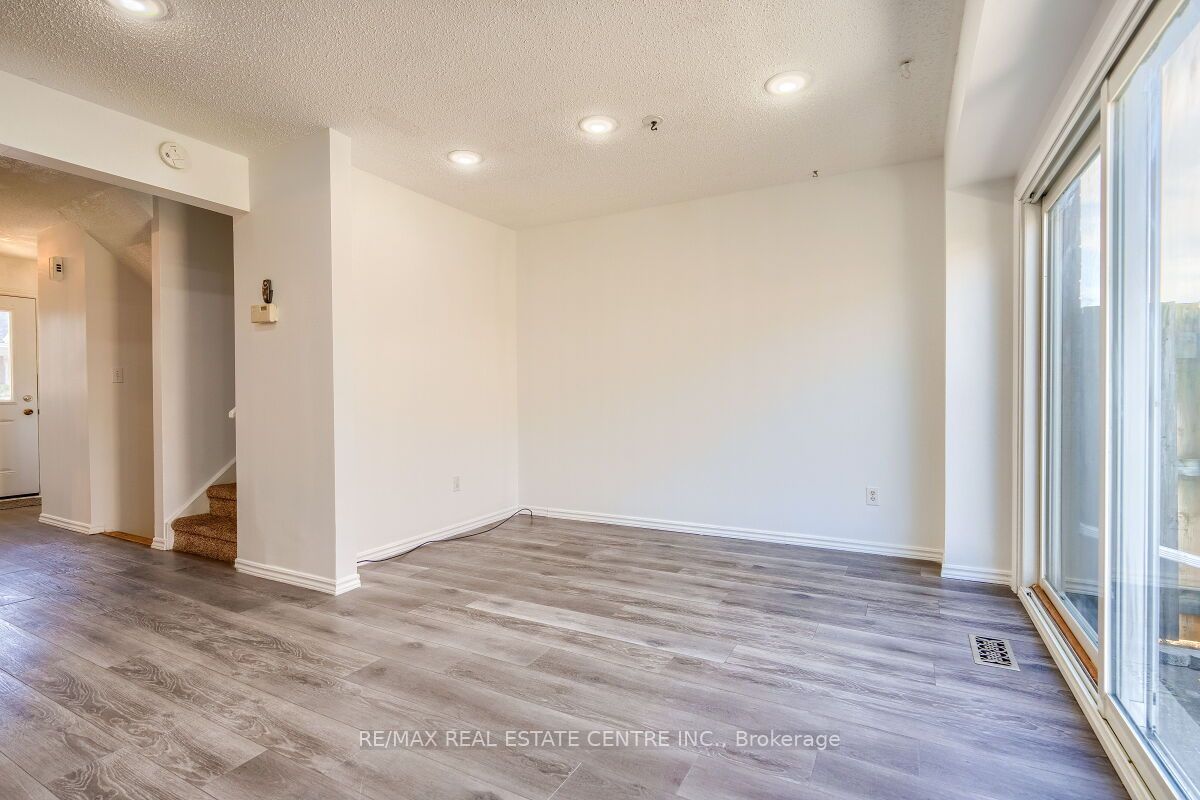 125 Sekura Cres, #1