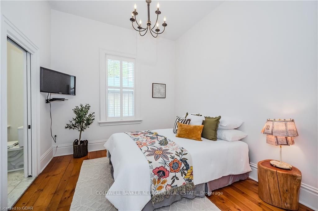 10 Kerr St