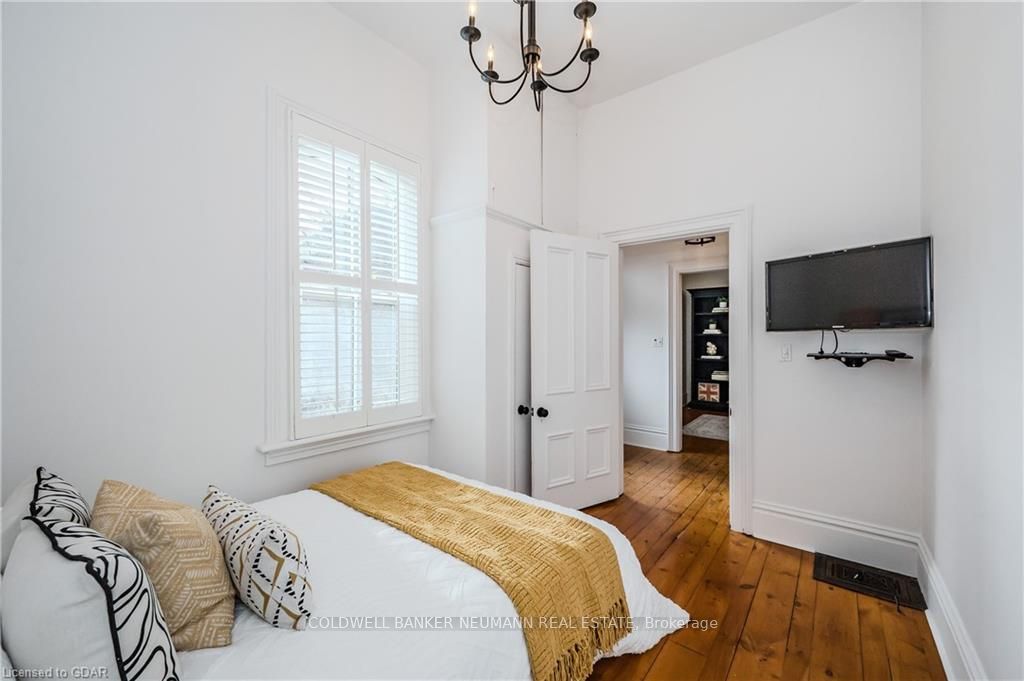 10 Kerr St