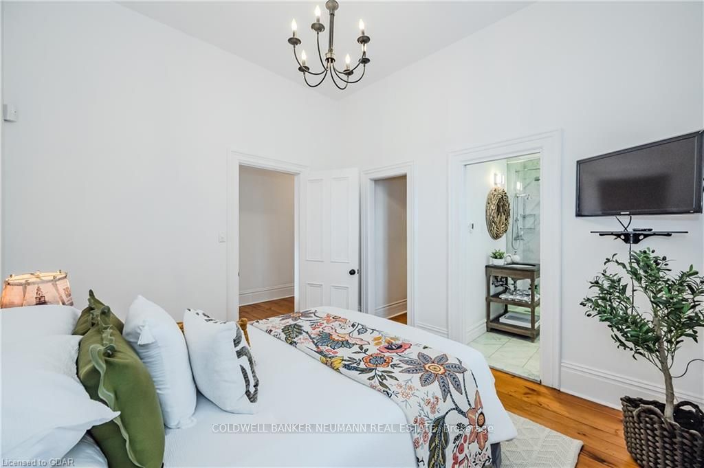 10 Kerr St