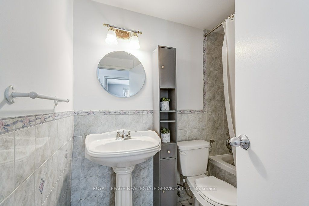 81 Charlton Ave E, #201