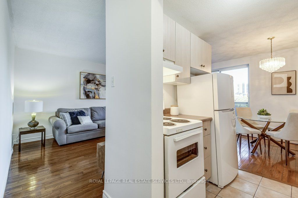 81 Charlton Ave E, #201