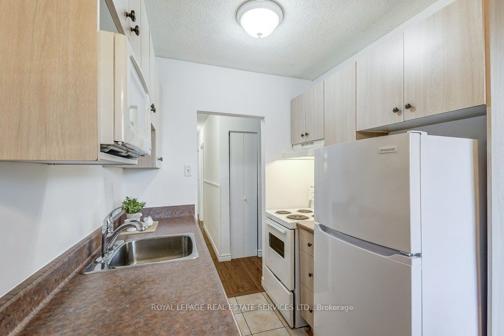81 Charlton Ave E, #201