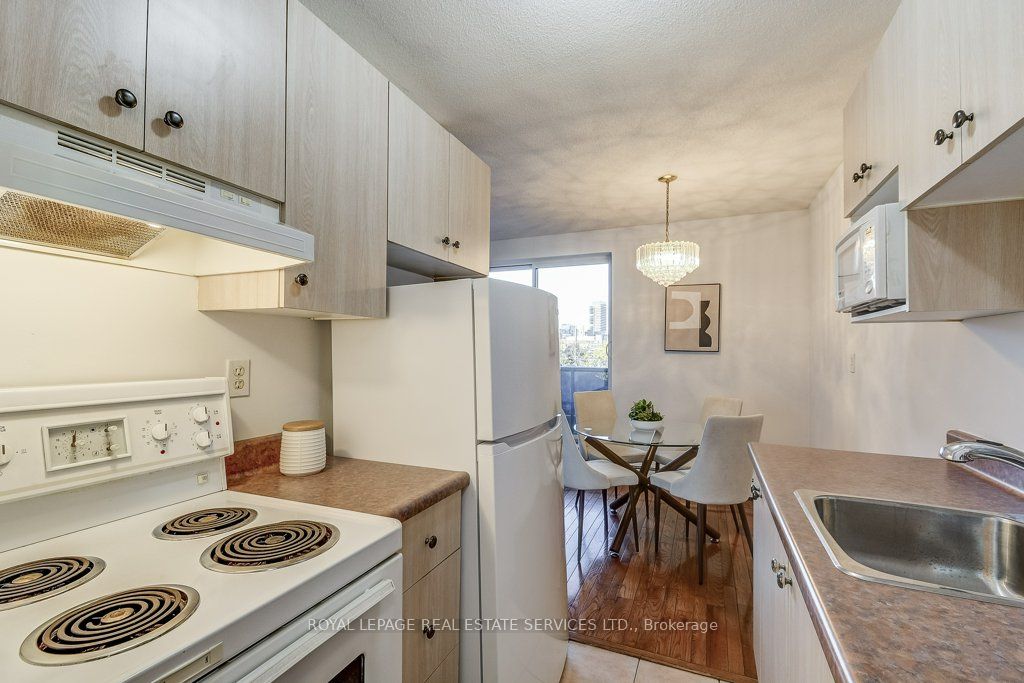 81 Charlton Ave E, #201