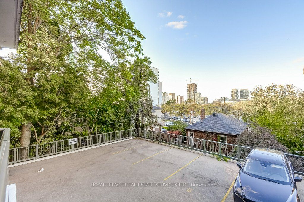 81 Charlton Ave E, #201