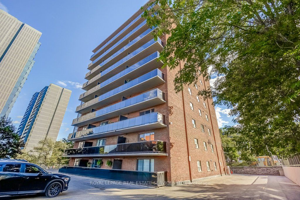 81 Charlton Ave E, #201
