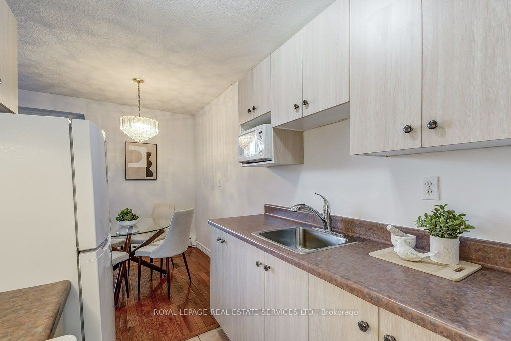 81 Charlton Ave E, #201