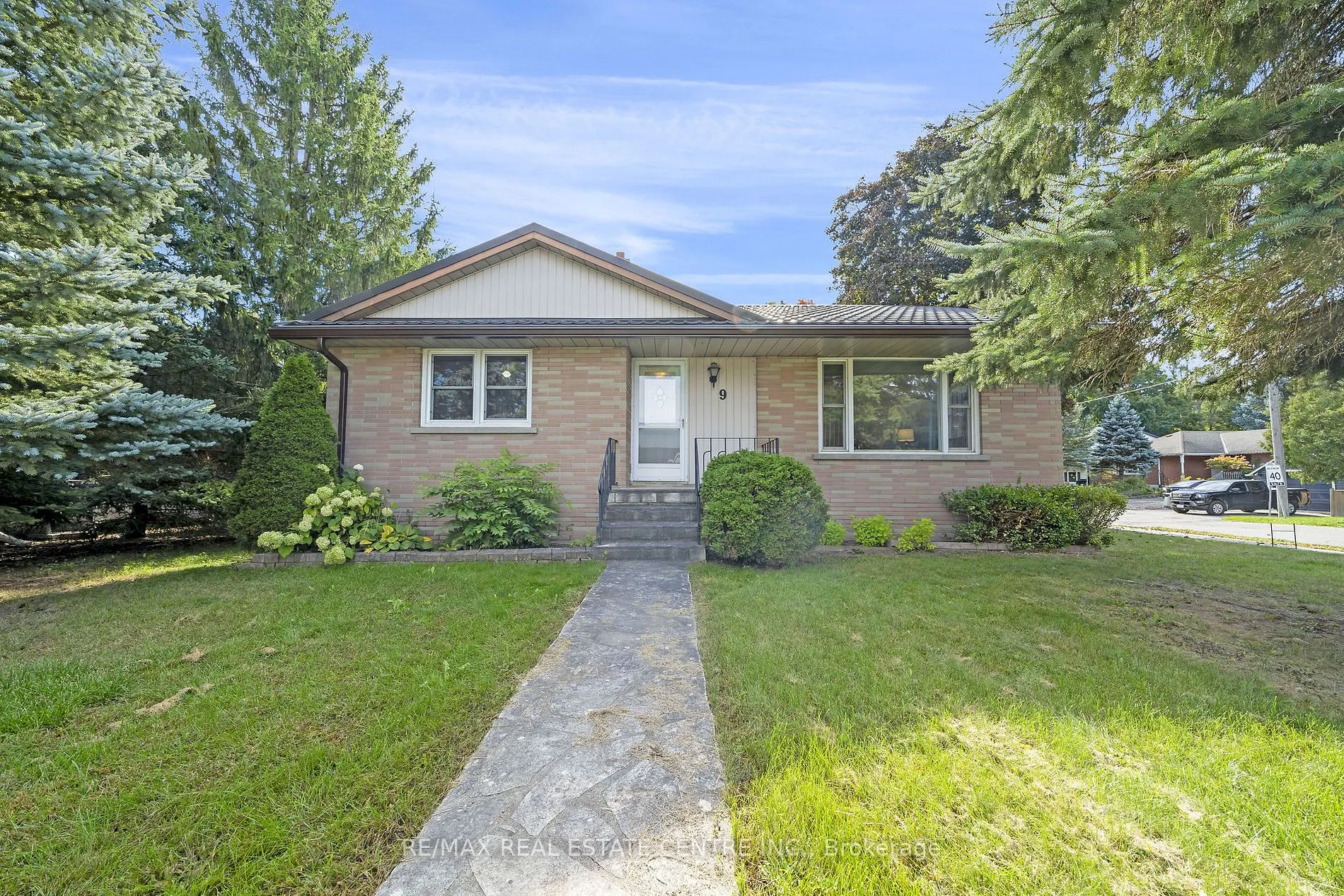 9 Dundas St E
