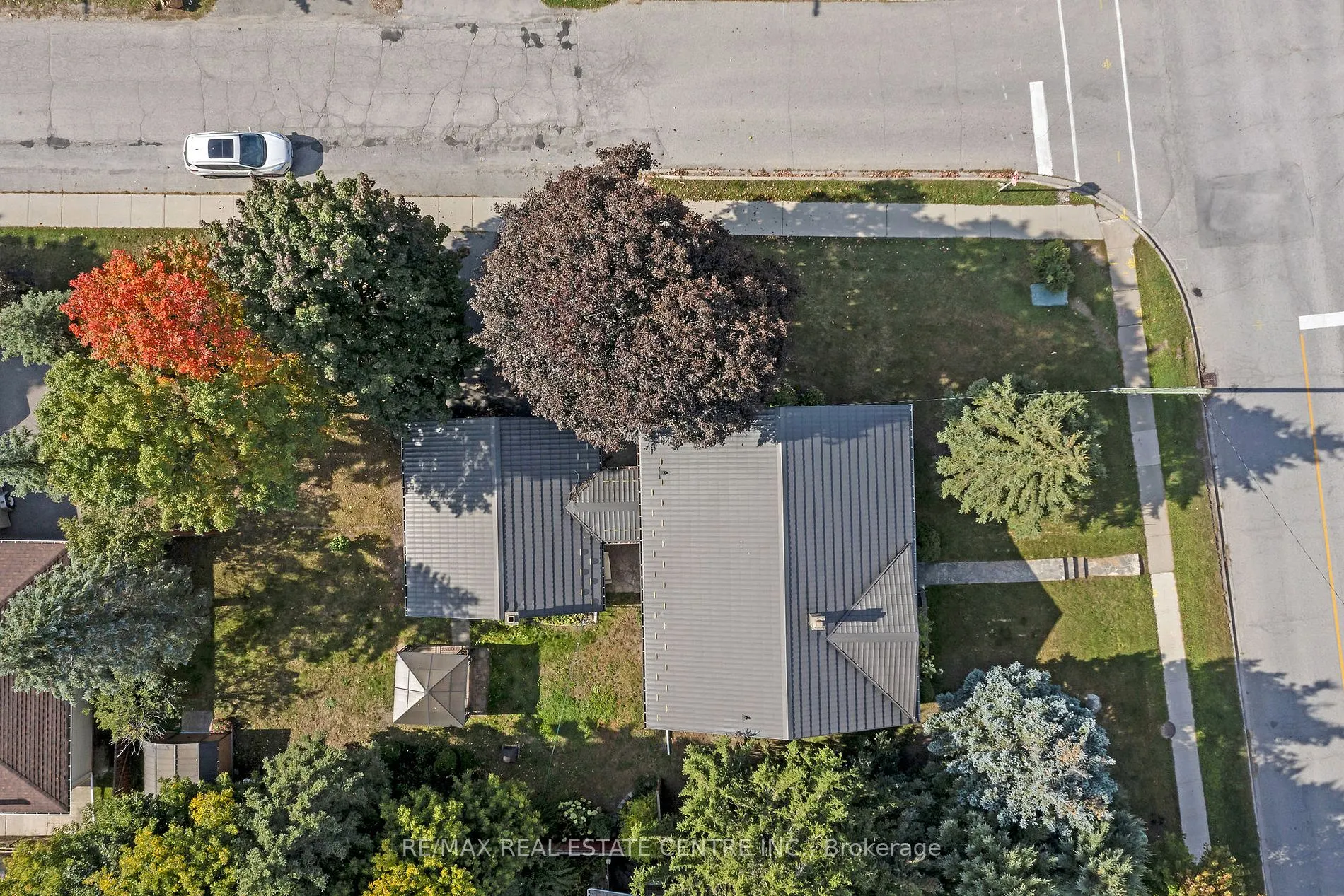 9 Dundas St E