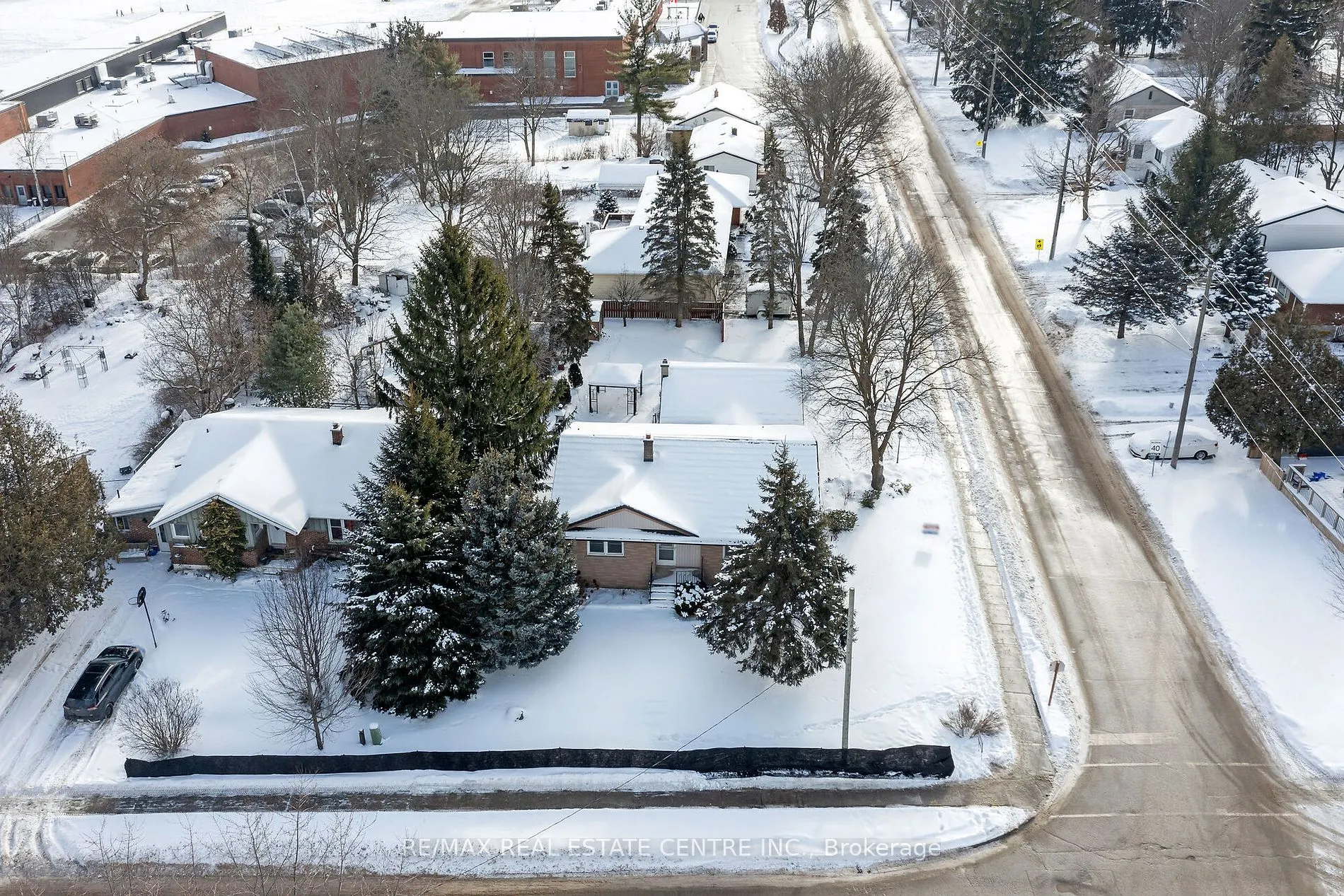 9 Dundas St E