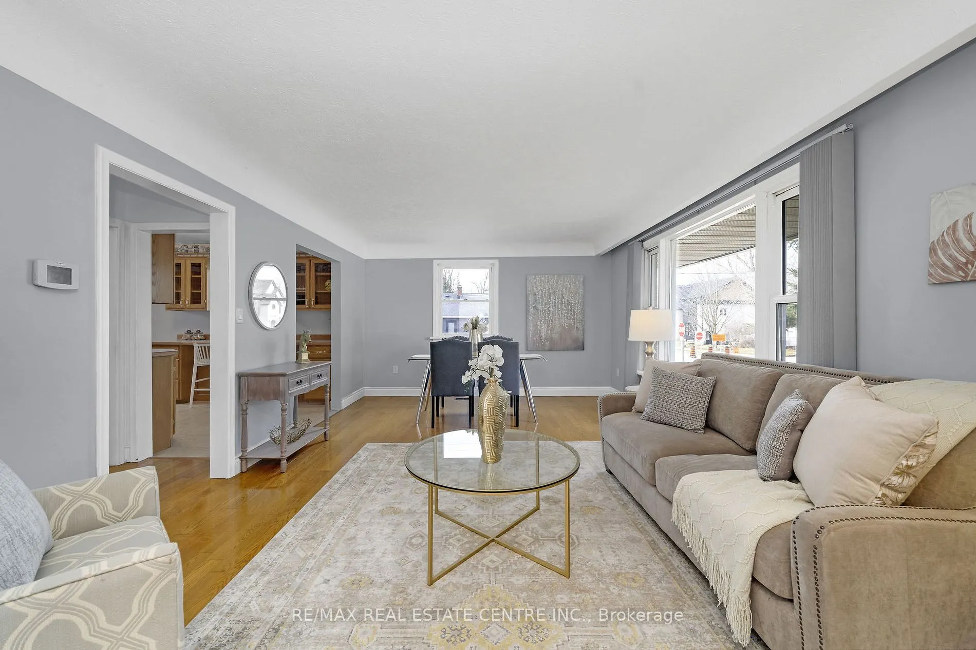 9 Dundas St E