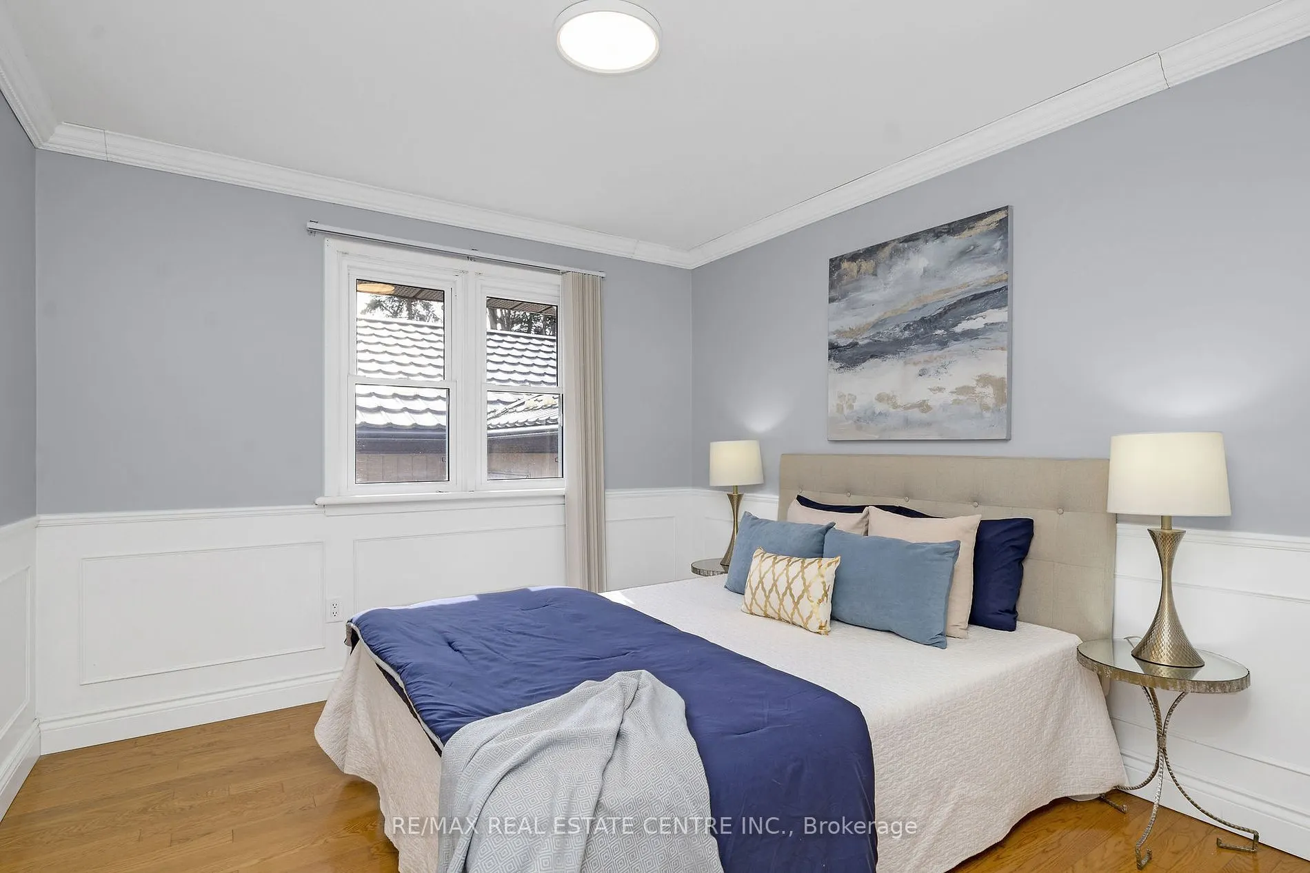 9 Dundas St E