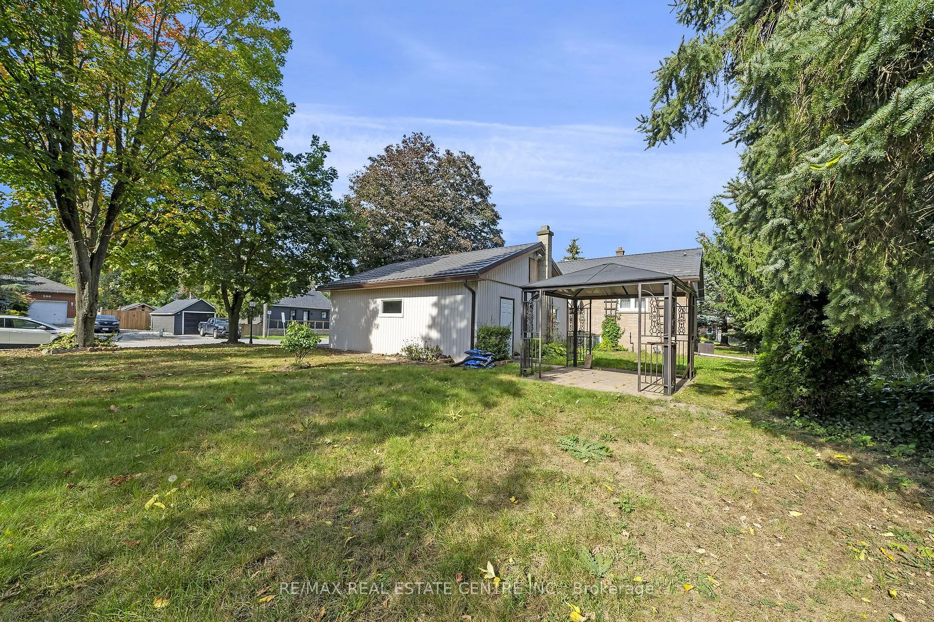 9 Dundas St E
