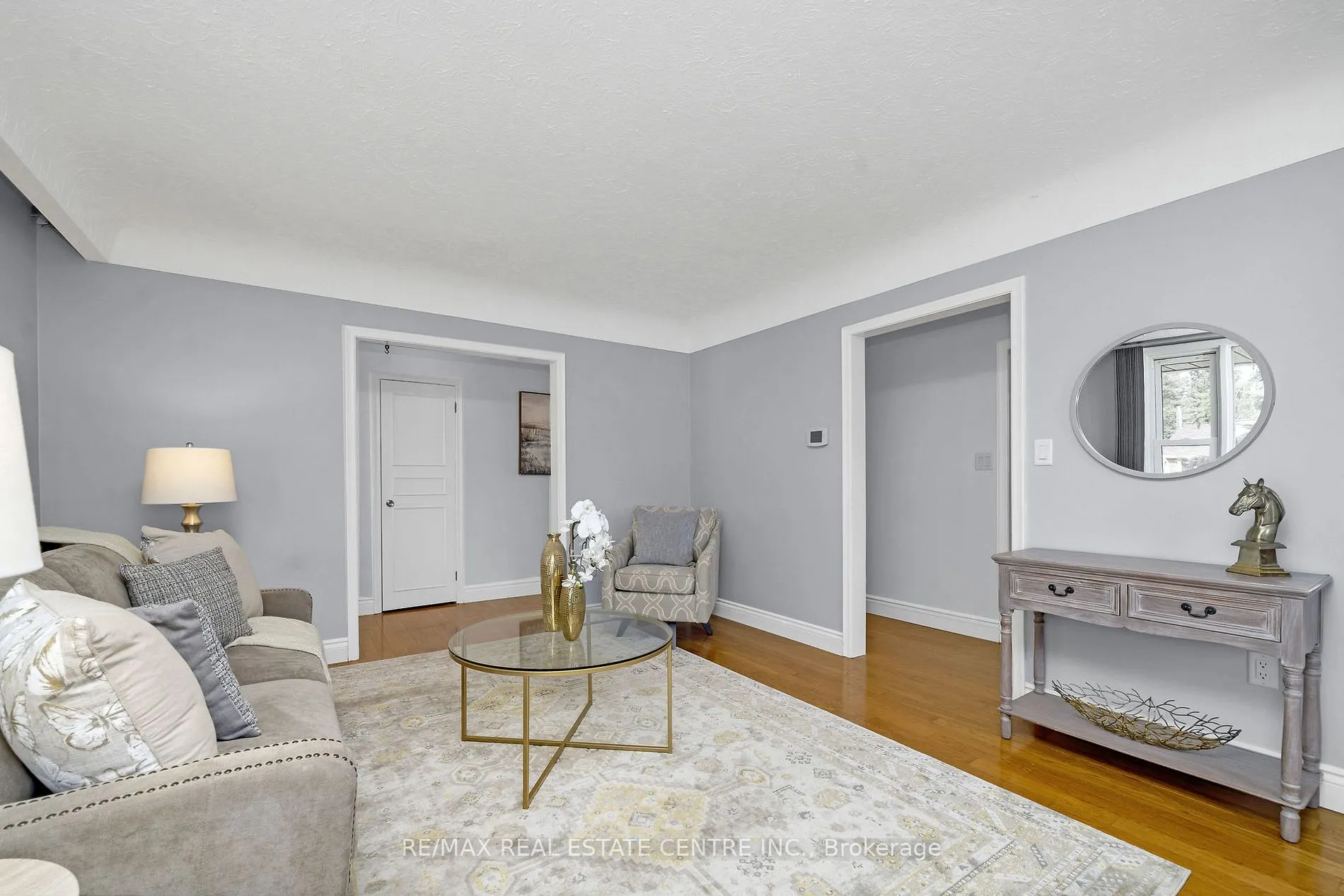 9 Dundas St E