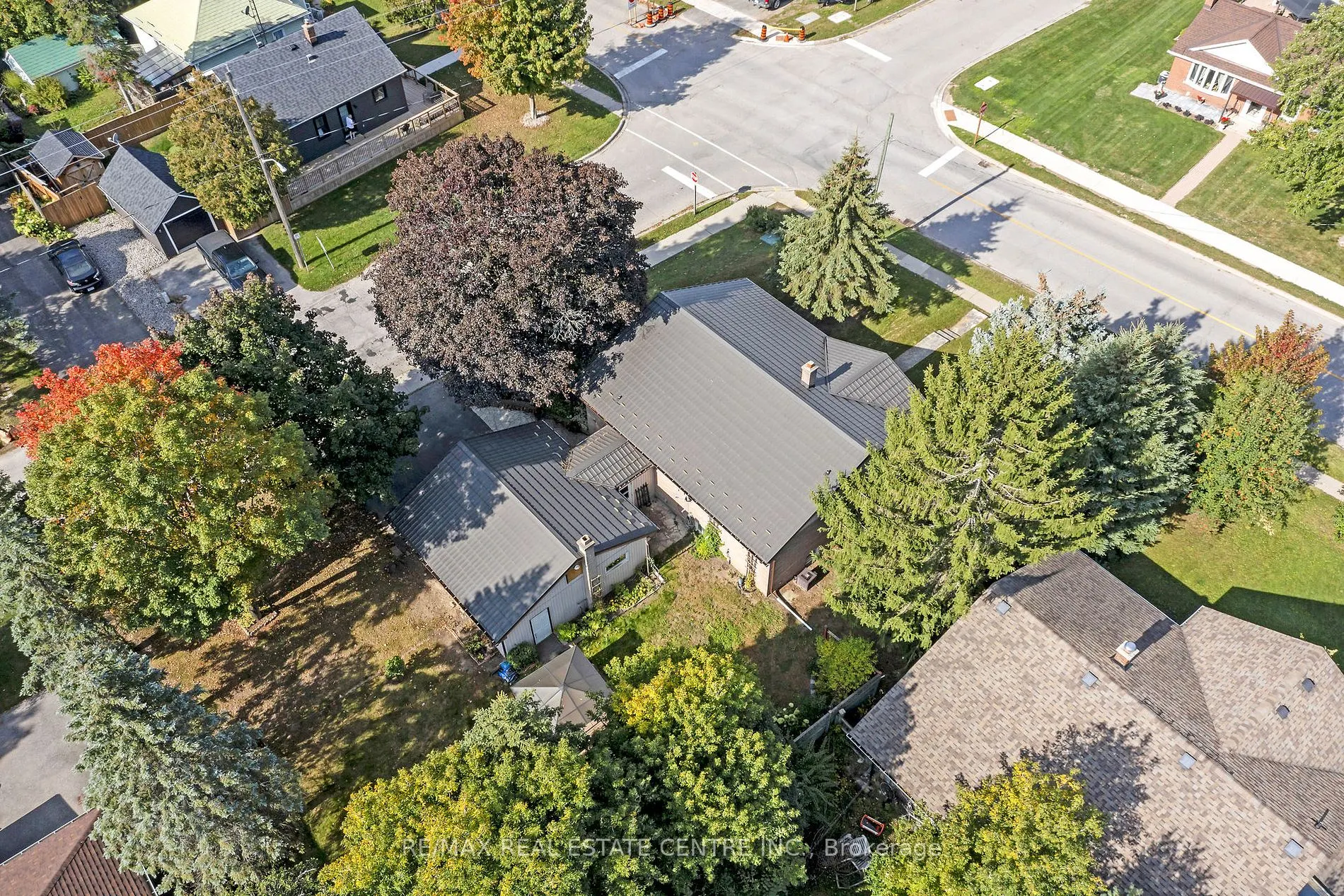9 Dundas St E