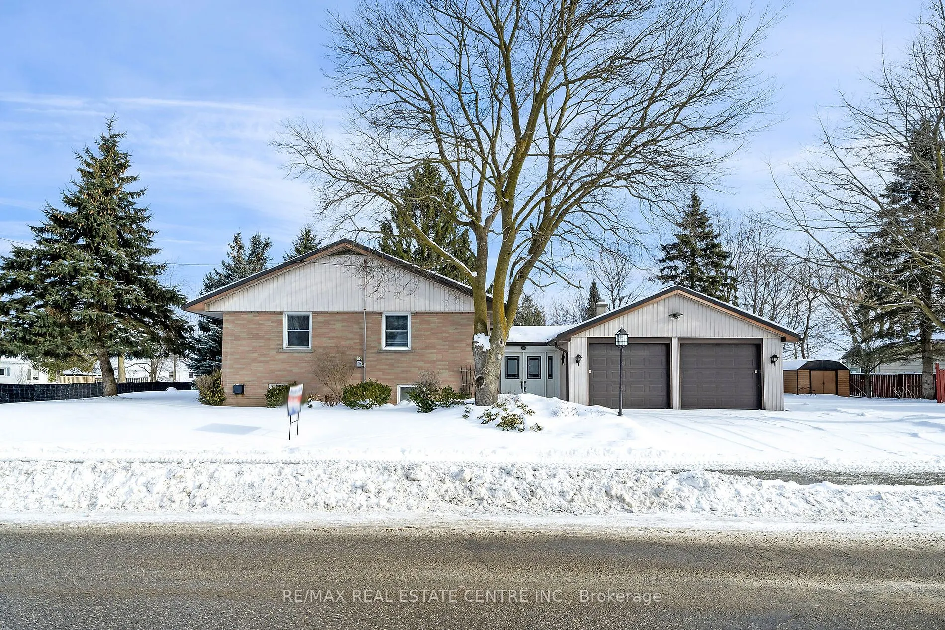 9 Dundas St E