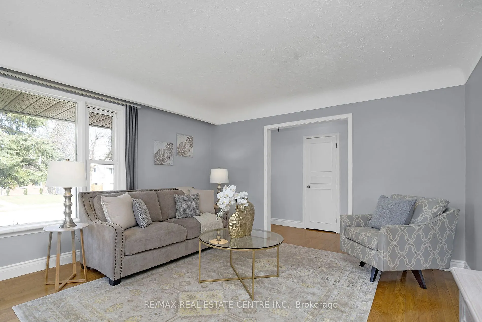9 Dundas St E