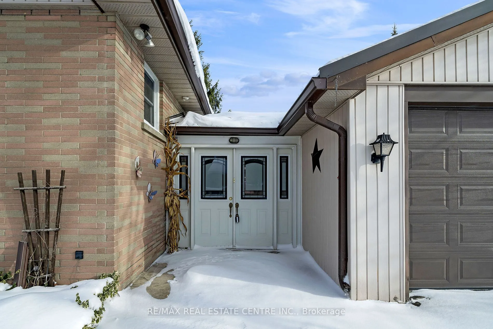 9 Dundas St E