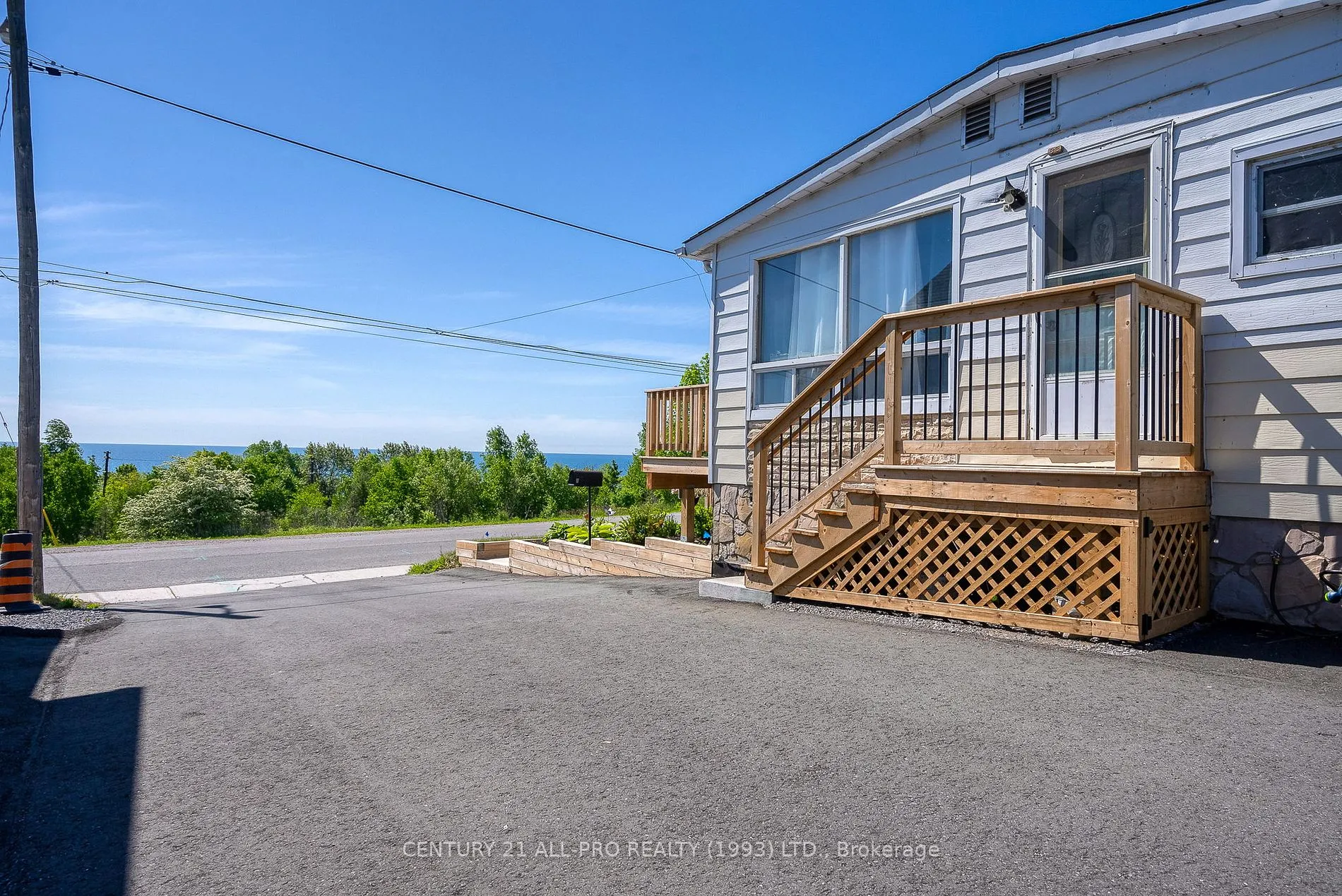64 Alexander St