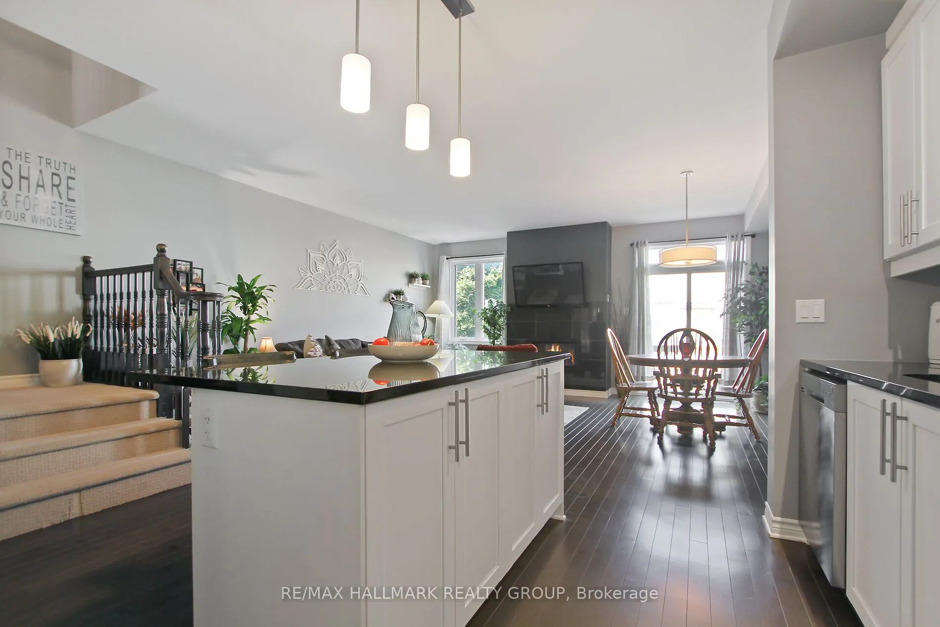 225 King St