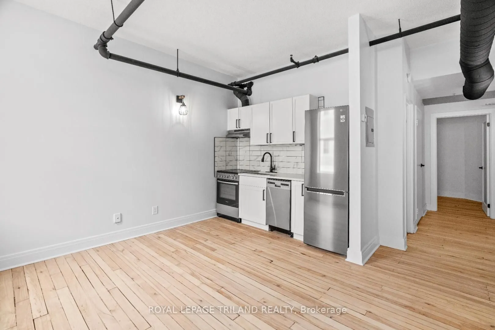 330 Clarence St, #202